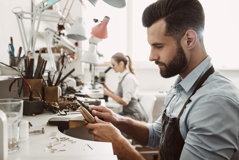 How To Find the Right Jeweler: 5 Things to Look for When Choosing a Jeweler